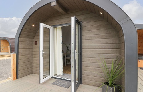 Lochmaben Cottage | LAIRD LODGE 3, with hot tub in Lochmaben
