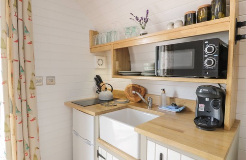 Lochmaben Cottage | LAIRD LODGE 4, romantic, with hot tub in Lochmaben