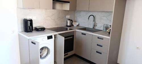 Liapades Apartment | Lais Apartment in the old square of Liapades