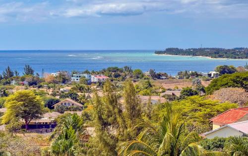 Midlands Apartment | LAKAZ DEL VISTA - Luxurious new apartments with panoramic sea views, pool & garden retreat
