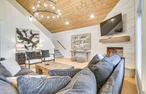 Indian Point House | Lake Access and Boat Dock Branson House with Decks!