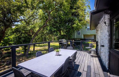 Seguin House | Lake Access Pool Loungers Fire Pit Grill