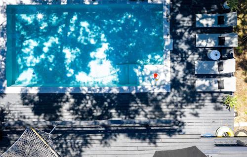 Seguin House | Lake Access Pool Loungers Fire Pit Grill