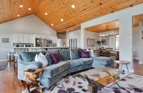 Waterfront Greens House | Lake Access, sled hill, fire pit, hot tub, FREE par-3 golf, pickleball/tennis