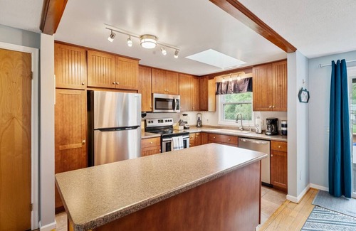 Romulus House | Lake Access, Views and Hot Tub