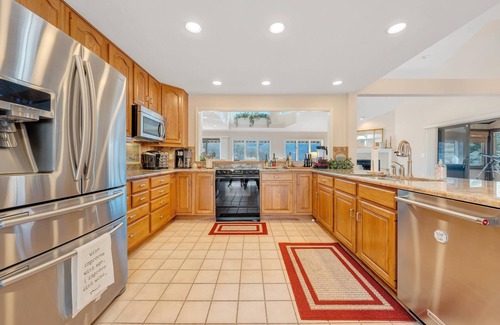 Huddleston House | LAKE Allure: Lakefront Home with Private Dock - Casago SML