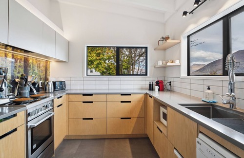 Queenstown City Centre Cottage | Lake and Mountain Views - Central Queenstown