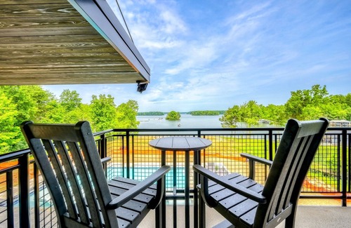 Bumpass House | Lake Anna Luxury Lakefront, Beach, Pool & Hot Tub