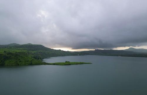 Igatpuri Villa | Lake Arches by StayVista - Lakeside villa with Infinity pool, Gazebo & Modern Greek interiors