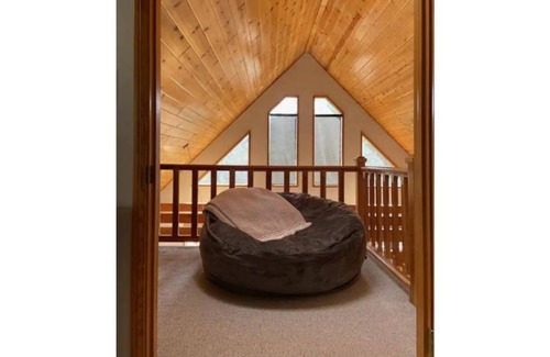 Blue Jay Cabin | Lake Arrowhead Private Serene Cabin in the Woods- Dog Friendly