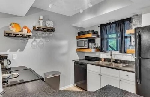 Table Rock Condo | Lake Bluff Retreat - 1st floor condo, pool, fitness center, sport courts, golf