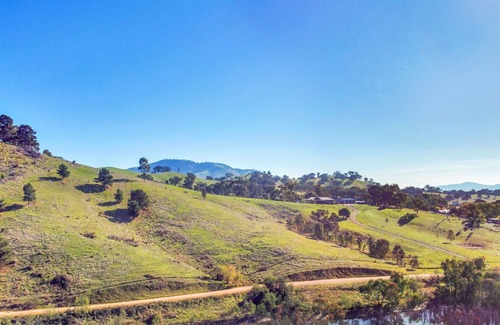 Mansfield House | Lake Breeze - Lake Eildon views, close to snow fields