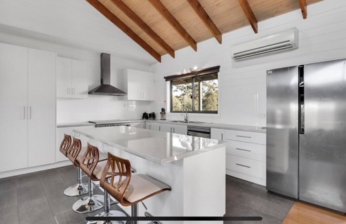 Mansfield House | Lake Breeze Lakeside Holiday House