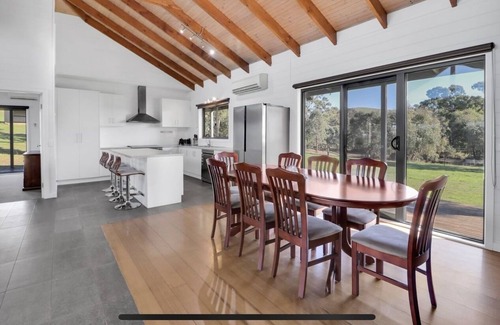 Mansfield House | Lake Breeze Lakeside Holiday House