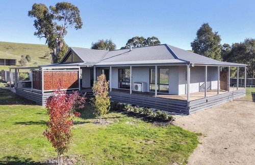 Mansfield House | Lake Breeze Lakeside Holiday House