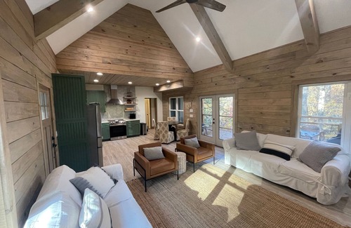 Clarkesville Cabin | Lake Burton -brand new cabin, paddleboard, kayak, & firepit right on Dicks creek