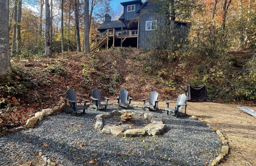Clarkesville Cabin | Lake Burton -brand new cabin, paddleboard, kayak, & firepit right on Dicks creek