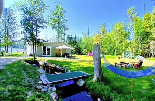Harrison Cottage | LAKE CABIN! Stocked, Wifi Beach Kayaks, Firepit, Trails, Creek Washer Dryer, Pet