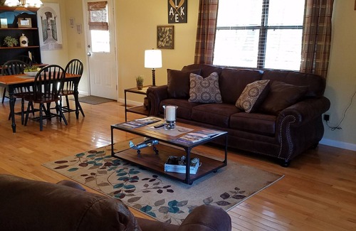 Hayesville Cottage | Lake Chatuge Country Cottages - Redbud Retreat FREE WiFi, Parking & Prem Chnls