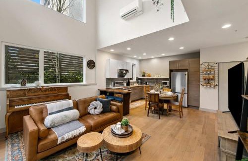 Fremont House | Lake & City View Modern Retreat w AC