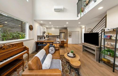 Fremont House | Lake & City View Modern Retreat w AC