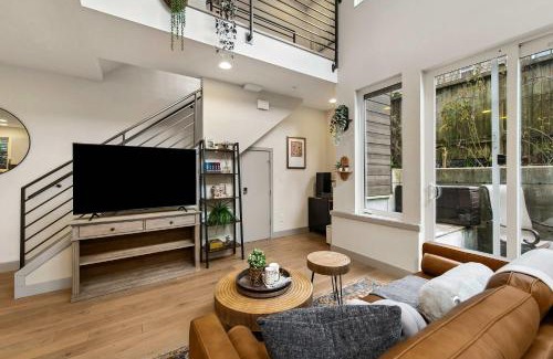 Fremont House | Lake & City View Modern Retreat w AC