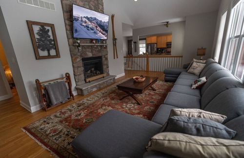 Lake Harmony House | Lake Club Resort is open-5 Bd Rm, private hot tub. Make great memories!