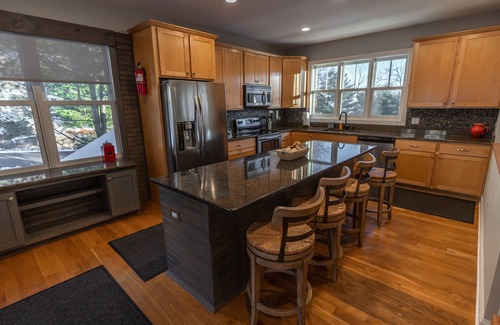 Lake Harmony House | Lake Club Resort is open-5 Bd Rm, private hot tub. Make great memories!