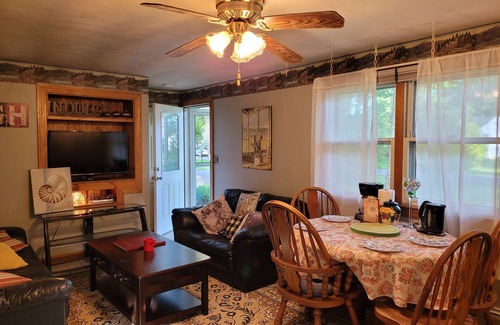 Melrose House | Lake Congamond Cozy Stylish Comfortable House