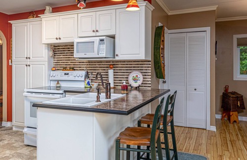 Central Frontenac House | Lake Cottage of your Dreams!