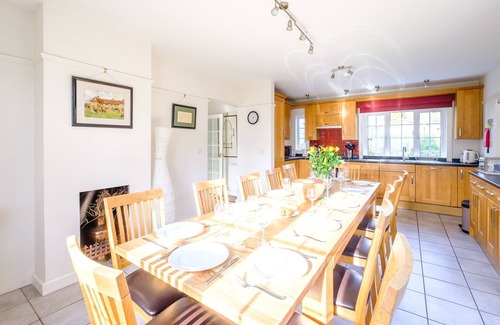 Thorpeness Apartment | Lake Cottage - sleeps 10 guests in 5 bedrooms