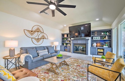Granbury House | Lake Dayz Granbury Retreat with Private Dock!