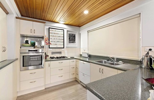 Queenstown City Centre House | Lake Edge Home With Stunning Views & Walk To Town