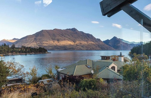 Queenstown City Centre House | Lake Edge Home With Stunning Views & Walk To Town
