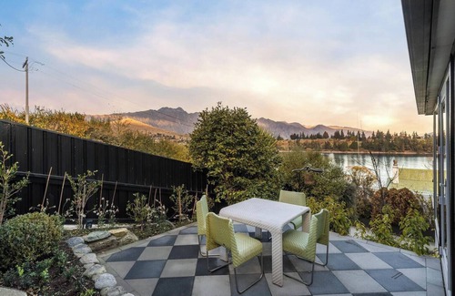 Queenstown City Centre House | Lake Edge Home With Stunning Views & Walk To Town