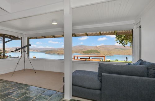 Mansfield House | Lake Eildon Retreat - Breathtaking Views - Sleeps 12