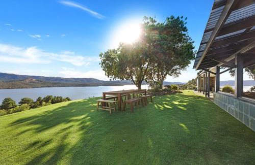 Mansfield House | Lake Eildon Retreat - Breathtaking Views - Sleeps 12