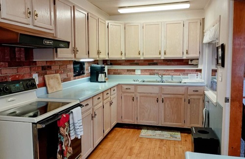 Brethren Cottage | Lake Elinor Retreat ~ New Sauna, Kayaks