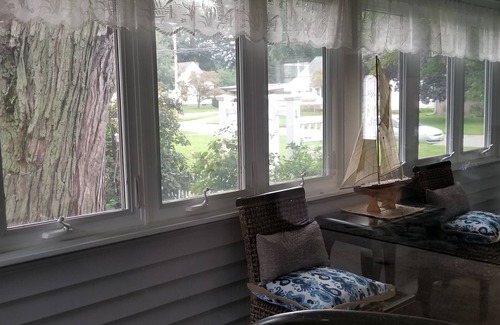 Huron House | Lake Erie 3bed/2bath Colonial, near beaches, Cedar Point, Sport Force & more!