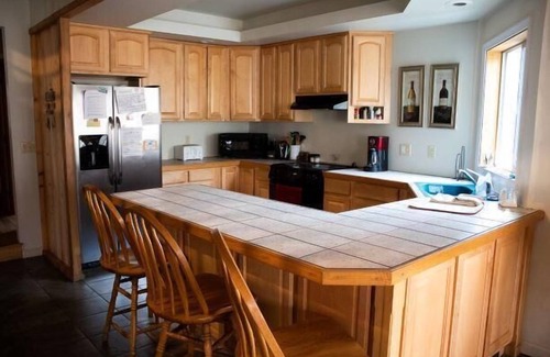 Alpine Lake House | Lake Escape located in Beautiful Alpine Lake Resort. Fireplace and whirlpool tub!