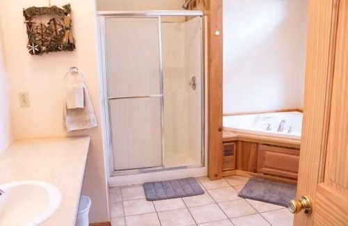 Alpine Lake House | Lake Escape located in Beautiful Alpine Lake Resort. Fireplace and whirlpool tub!