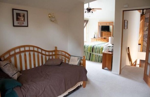 Alpine Lake House | Lake Escape located in Beautiful Alpine Lake Resort. Fireplace and whirlpool tub!