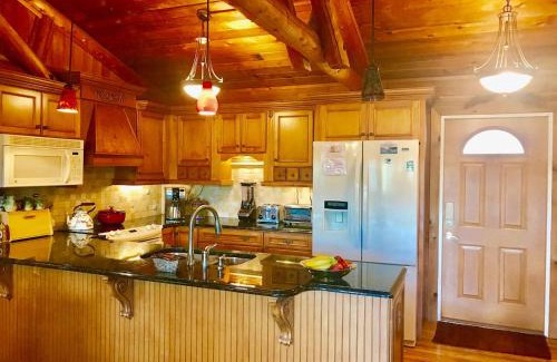 Huddleston House | Lake Escape To An Elegant 4 Br Home
