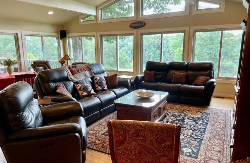 Huddleston House | Lake Escape To An Elegant 4 Br Home