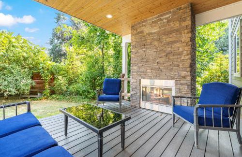 Lake Forest Park House | Lake Forest Retreat w Indoor & Outdoor Fireplaces