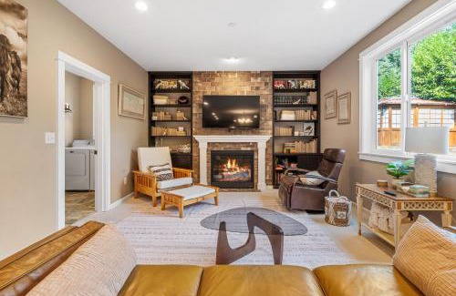 Lake Forest Park House | Lake Forest Retreat w Indoor & Outdoor Fireplaces