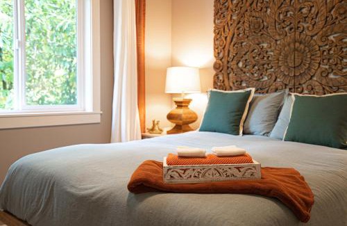 Lake Forest Park House | Lake Forest Retreat w Indoor & Outdoor Fireplaces