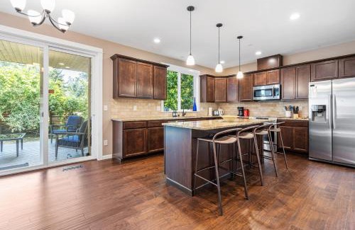 Lake Forest Park House | Lake Forest Retreat w Indoor & Outdoor Fireplaces