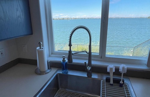Moses Lake Condo | Lake Front 2-bedroom condo on beatiful Moses Lake with Private Hot Tub
