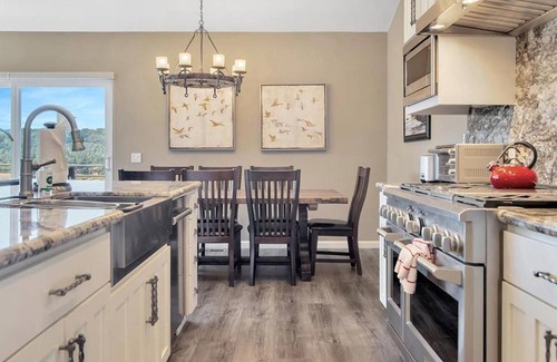 Oak Shores House | Lake Front at the Dragon w/Dock